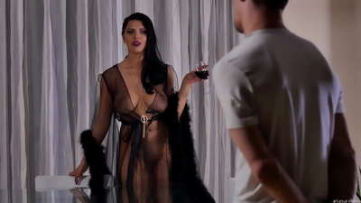 단 정치 못한 여자 키라 여왕은 차를 위해 그녀의 이웃을 초대하고 식탁에서 그를 엿